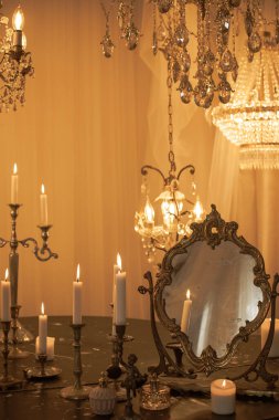 Mumlar sunakta yanar, mumlar arasında sihir, temiz negatif enerji, cadı ve ezoterizm kavramı