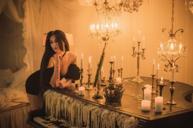 Mumlar sunakta yanar, mumlar arasında sihir, temiz negatif enerji, cadı ve ezoterizm kavramı