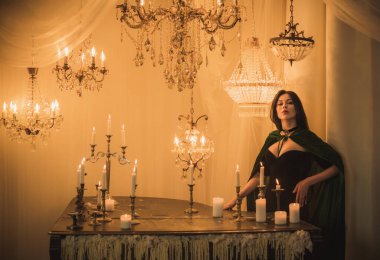 Mumlar sunakta yanar, mumlar arasında sihir, temiz negatif enerji, cadı ve ezoterizm kavramı