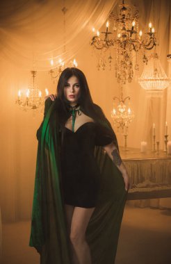 Mumlar sunakta yanar, mumlar arasında sihir, temiz negatif enerji, cadı ve ezoterizm kavramı