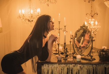 Mumlar sunakta yanar, mumlar arasında sihir, temiz negatif enerji, cadı ve ezoterizm kavramı