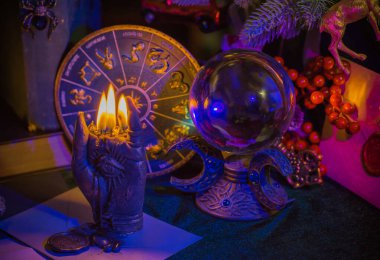 Noel tatlısı, hediye ve mumlarla beste. Tatil atmosferinde bir masada.