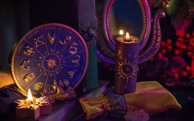 Noel tatlısı, hediye ve mumlarla beste. Tatil atmosferinde bir masada.