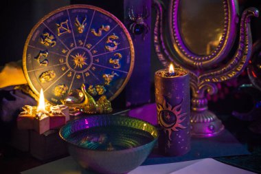 Mumlar sunakta yanar, mumlar arasında sihir, temiz negatif enerji, büyülü konsept, kış zamanı