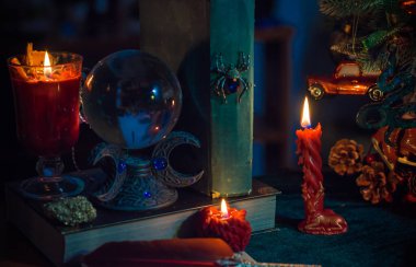 Mumlar sunakta yanar, mumlar arasında sihir, temiz negatif enerji, büyülü konsept, kış zamanı