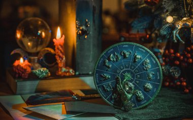 Alev alev yanan bir mum, gecenin gizemli atmosferi, Noel arifesi, Noel ya da başka bir gün