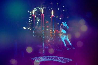 Alev alev yanan bir mum, gecenin gizemli atmosferi, Noel arifesi, Noel ya da başka bir gün