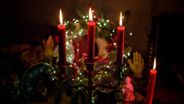 Alev alev yanan bir mum, gecenin gizemli atmosferi, Noel arifesi, Noel ya da başka bir gün