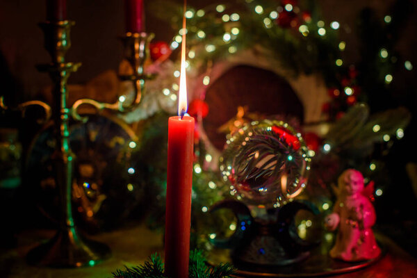 Обряд с горящей свечой, ночь таинственная атмосфера, канун Рождества, Юле или в другой день