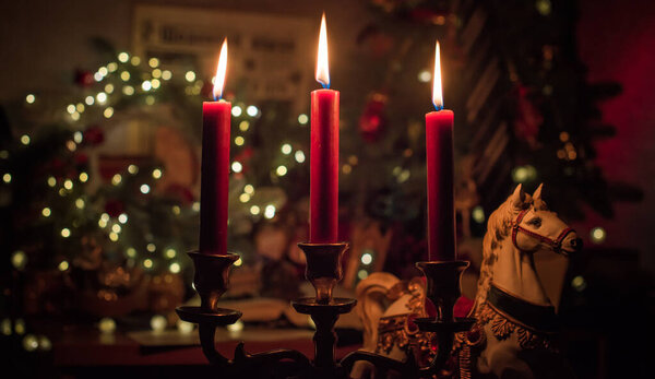 Обряд с горящей свечой, ночь таинственная атмосфера, канун Рождества, Юле или в другой день
