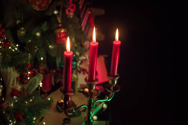 Обряд с горящей свечой, ночь таинственная атмосфера, канун Рождества, Юле или в другой день