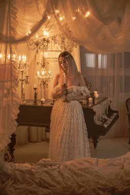 Yatak odasında mistik fotoğraflar, kadın gücü kavramı. Klasik atmosferde gelin
