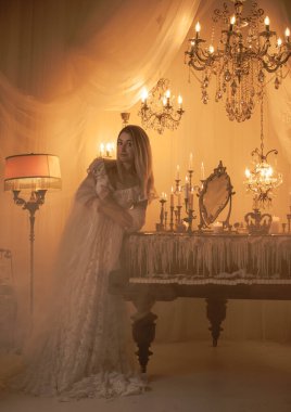 Yatak odasında mistik fotoğraflar, kadın gücü kavramı. Klasik atmosferde gelin