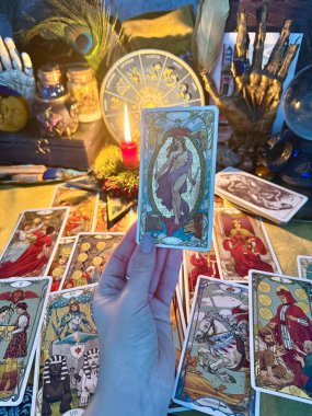 Tarot kartı kapalı, cadıya özellikler, aşk için sihir, sağlık, şans. Avrupa, Ukrayna. Kiev 25 Ocak: İllüstrasyon Editörü