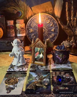 Tarot kartı kapalı, cadıya özellikler, aşk için sihir, sağlık, şans. Avrupa, Ukrayna. Kiev 25 Ocak: İllüstrasyon Editörü