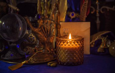 Gizemli bir kavram, mihrapta cadı şeyleri. Masada mum yanıyordu.