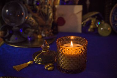 Gizemli bir kavram, mihrapta cadı şeyleri. Masada mum yanıyordu.