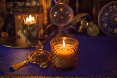 Gizemli bir kavram, mihrapta cadı şeyleri. Masada mum yanıyordu.