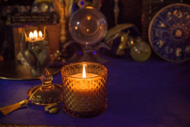 Gizemli bir kavram, mihrapta cadı şeyleri. Masada mum yanıyordu.