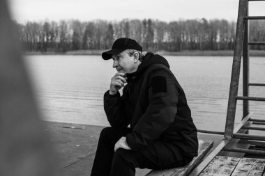 Doğaya karşı hüzünlü bir felsefesi olan yaşlı Avrupalı bir adam. 50-60 yıl sonra yaşam kavramı, sorunlar ve depresyon. Orta yaş bunalımı