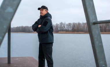 Doğaya karşı hüzünlü bir felsefesi olan yaşlı Avrupalı bir adam. 50-60 yıl sonra yaşam kavramı, sorunlar ve depresyon. Orta yaş bunalımı