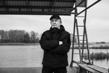 Doğaya karşı hüzünlü bir felsefesi olan yaşlı Avrupalı bir adam. 50-60 yıl sonra yaşam kavramı, sorunlar ve depresyon. Orta yaş bunalımı