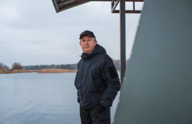 Doğaya karşı hüzünlü bir felsefesi olan yaşlı Avrupalı bir adam. 50-60 yıl sonra yaşam kavramı, sorunlar ve depresyon. Orta yaş bunalımı