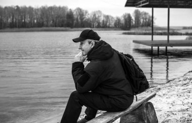 Doğaya karşı hüzünlü bir felsefesi olan yaşlı Avrupalı bir adam. 50-60 yıl sonra yaşam kavramı, sorunlar ve depresyon. Orta yaş bunalımı