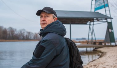 Doğaya karşı hüzünlü bir felsefesi olan yaşlı Avrupalı bir adam. 50-60 yıl sonra yaşam kavramı, sorunlar ve depresyon. Orta yaş bunalımı