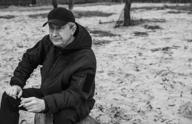 Doğaya karşı hüzünlü bir felsefesi olan yaşlı Avrupalı bir adam. 50-60 yıl sonra yaşam kavramı, sorunlar ve depresyon. Orta yaş bunalımı