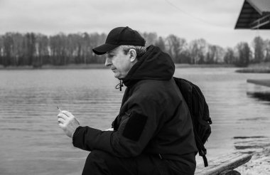 Doğaya karşı hüzünlü bir felsefesi olan yaşlı Avrupalı bir adam. 50-60 yıl sonra yaşam kavramı, sorunlar ve depresyon. Orta yaş bunalımı