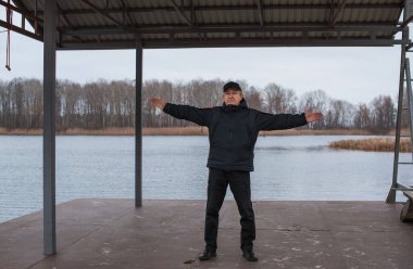 Doğaya karşı hüzünlü bir felsefesi olan yaşlı Avrupalı bir adam. 50-60 yıl sonra yaşam kavramı, sorunlar ve depresyon. Orta yaş bunalımı