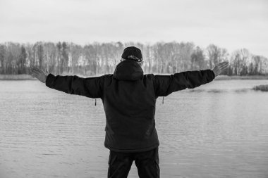 Doğaya karşı hüzünlü bir felsefesi olan yaşlı Avrupalı bir adam. 50-60 yıl sonra yaşam kavramı, sorunlar ve depresyon. Orta yaş bunalımı