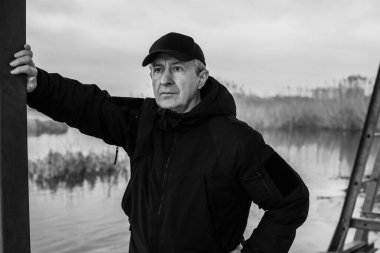 Doğaya karşı hüzünlü bir felsefesi olan yaşlı Avrupalı bir adam. 50-60 yıl sonra yaşam kavramı, sorunlar ve depresyon. Orta yaş bunalımı