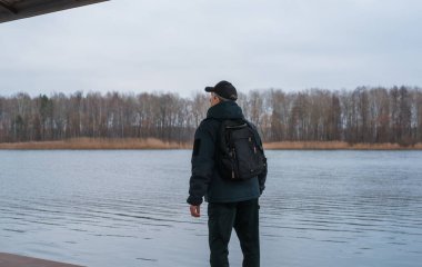 Doğaya karşı hüzünlü bir felsefesi olan yaşlı Avrupalı bir adam. 50-60 yıl sonra yaşam kavramı, sorunlar ve depresyon. Orta yaş bunalımı