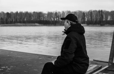 Doğaya karşı hüzünlü bir felsefesi olan yaşlı Avrupalı bir adam. 50-60 yıl sonra yaşam kavramı, sorunlar ve depresyon. Orta yaş bunalımı