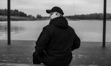 Doğaya karşı hüzünlü bir felsefesi olan yaşlı Avrupalı bir adam. 50-60 yıl sonra yaşam kavramı, sorunlar ve depresyon. Orta yaş bunalımı