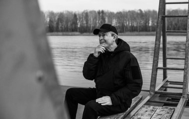 Hüzünlü bir felsefi ruh hali olan son sınıf öğrencisi bir şeyler düşünüyor. Erkek psikolojisi kavramı yaşlı insanlar