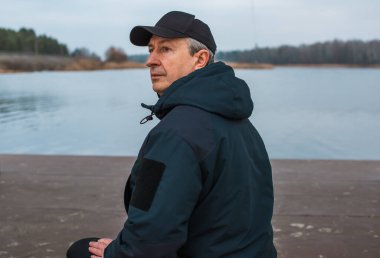 Hüzünlü bir felsefi ruh hali olan son sınıf öğrencisi bir şeyler düşünüyor. Erkek psikolojisi kavramı yaşlı insanlar