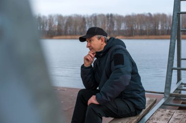 Hüzünlü bir felsefi ruh hali olan son sınıf öğrencisi bir şeyler düşünüyor. Erkek psikolojisi kavramı yaşlı insanlar