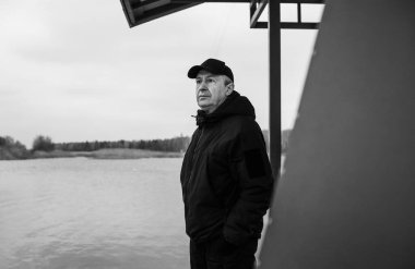 Hüzünlü bir felsefi ruh hali olan son sınıf öğrencisi bir şeyler düşünüyor. Erkek psikolojisi kavramı yaşlı insanlar