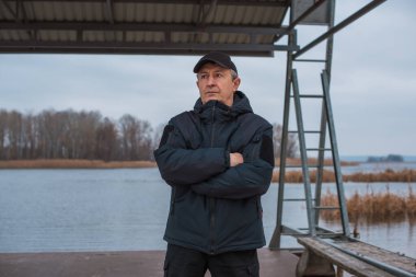 Hüzünlü bir felsefi ruh hali olan son sınıf öğrencisi bir şeyler düşünüyor. Erkek psikolojisi kavramı yaşlı insanlar