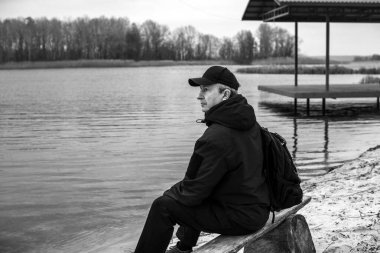 Hüzünlü bir felsefi ruh hali olan son sınıf öğrencisi bir şeyler düşünüyor. Erkek psikolojisi kavramı yaşlı insanlar