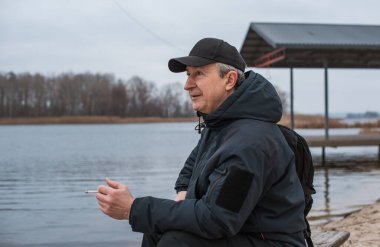 Hüzünlü bir felsefi ruh hali olan son sınıf öğrencisi bir şeyler düşünüyor. Erkek psikolojisi kavramı yaşlı insanlar