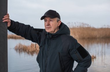 Hüzünlü bir felsefi ruh hali olan son sınıf öğrencisi bir şeyler düşünüyor. Erkek psikolojisi kavramı yaşlı insanlar