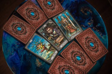 Tarot kartları masada. Ezoterizmin ve maneviyatın bir yansıması. İllüstrasyon başyazısı. Avrupa, Ukrayna, Kyiv. 16 Şubat
