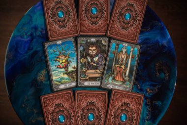 Tarot kartları masada. Ezoterizmin ve maneviyatın bir yansıması. İllüstrasyon başyazısı. Avrupa, Ukrayna, Kyiv. 16 Şubat