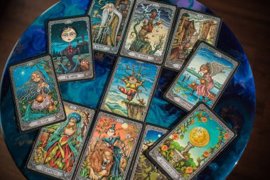 Tarot kartları masada. Ezoterizmin ve maneviyatın bir yansıması. İllüstrasyon başyazısı. Avrupa, Ukrayna, Kyiv. 16 Şubat