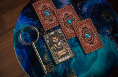 Tarot kartları masada. Ezoterizmin ve maneviyatın bir yansıması. İllüstrasyon başyazısı. Avrupa, Ukrayna, Kyiv. 16 Şubat