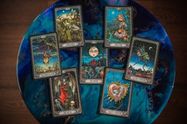 Tarot kartları masada. Ezoterizmin ve maneviyatın bir yansıması. İllüstrasyon başyazısı. Avrupa, Ukrayna, Kyiv. 16 Şubat